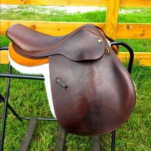 Collegiate Close Contact Saddle 17”